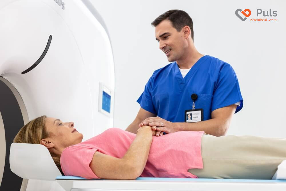 Doktor i pacijentkinja koja se sprema snimanje CT skenerom