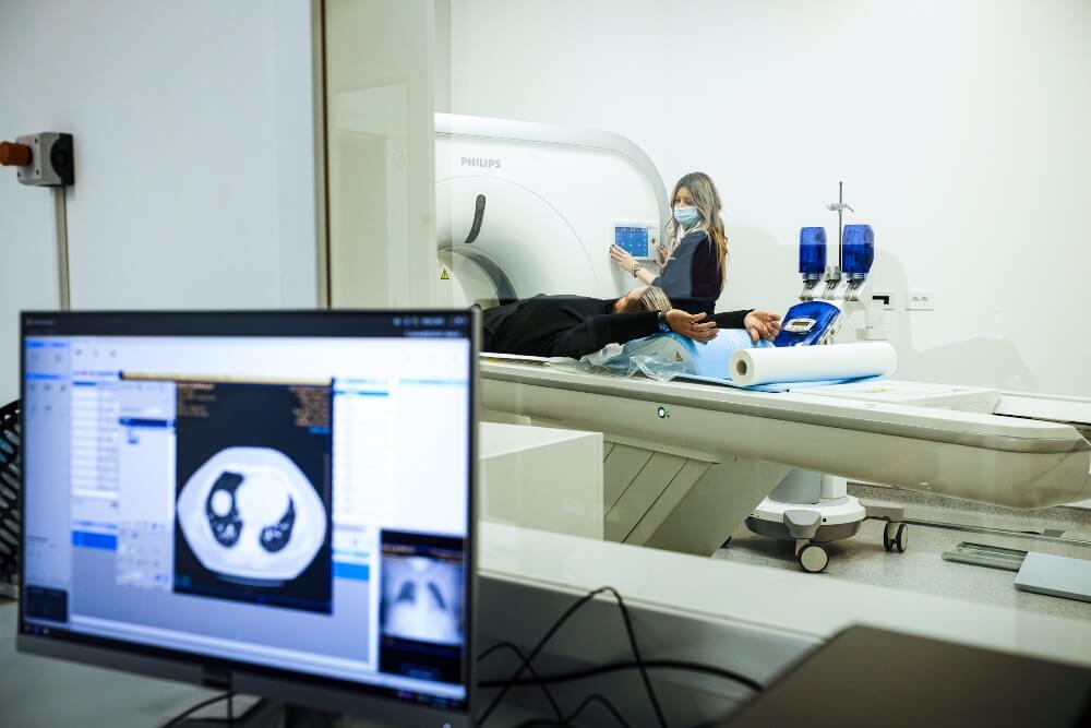 Prikaz CT snimka na monitoru dok pacijent završava sa snimanjem u CT skeneru