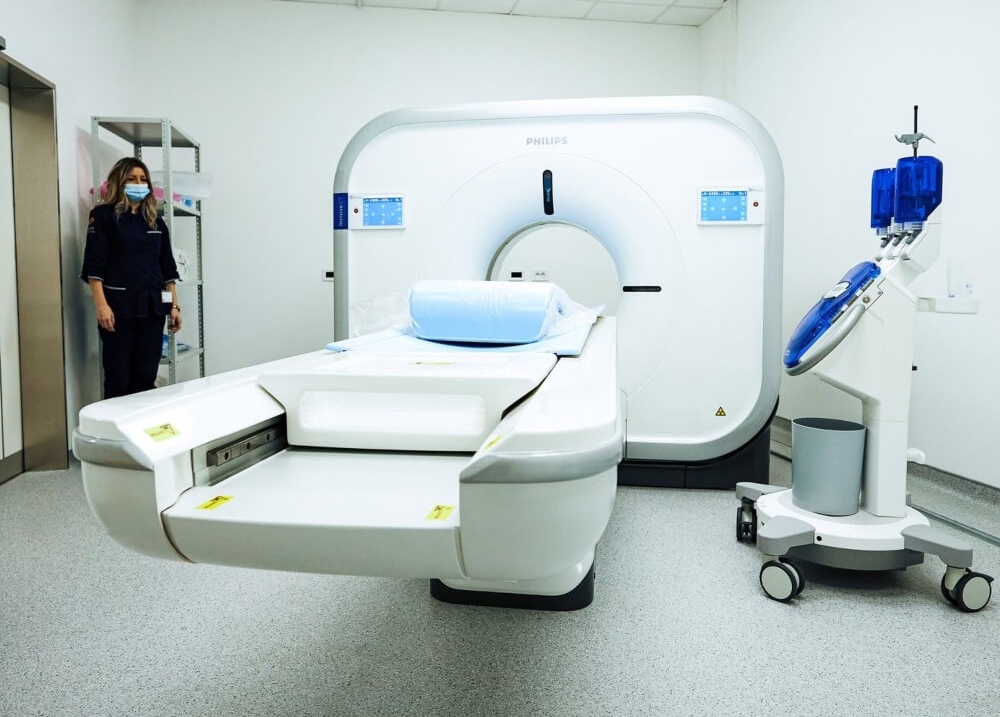 Medicinski radnik pored CT skenera