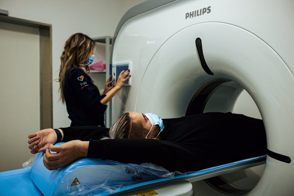 Pacijent se sprema za snimanje CT skenerom