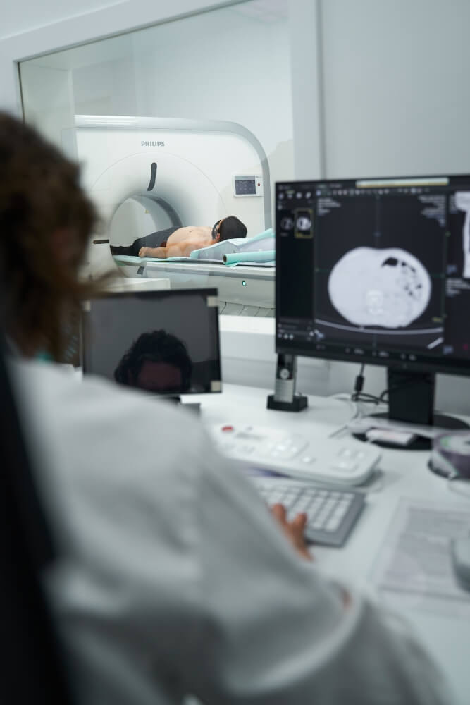 Pacijent završava snimanje CT skenerom