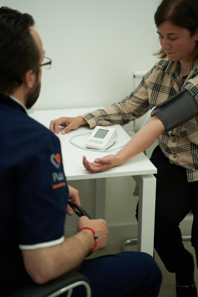 The patient and the doctor during the examination. Blood pressure measurement at Pulse Cardiology Center