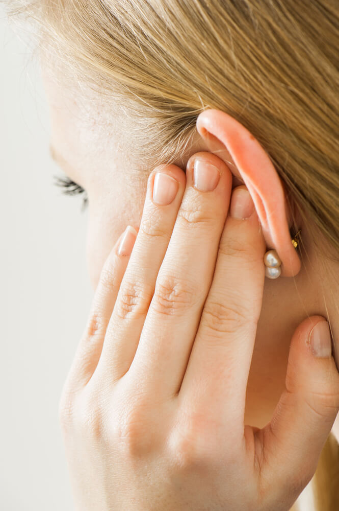 Devojka se drži za desno uho usled bola
