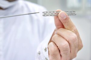 Doktor drži stent u ruci