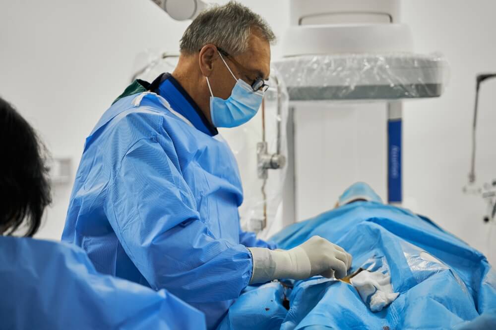 Doktor operiše vene pacijentu u operacionoj sali