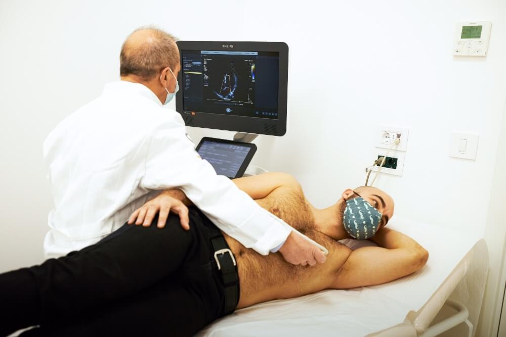 Pacijent i doktor tokom pregleda ultrazvuka srca