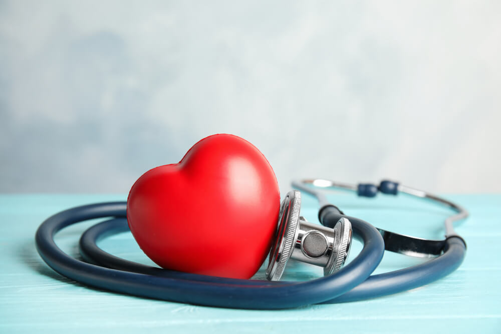 Maketa srca i stetoskop postavljeni na stolu