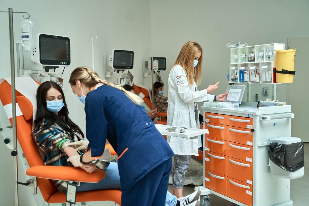 Pacijenti vade krv u kardiološkom centru Puls
