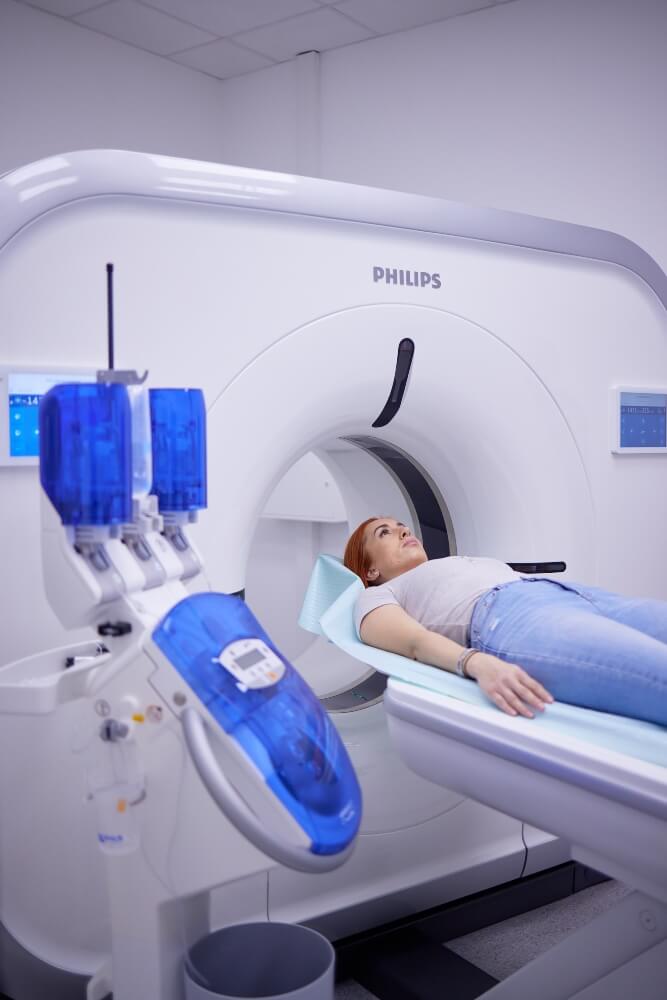 Pacijentkinja pre početka snimanja CT skenerom