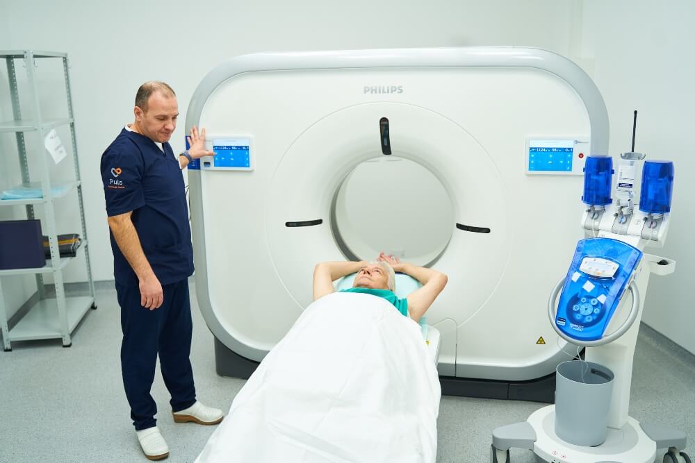 Medicinski radnik i pacijent neposredno pre snimanja u CT skeneru