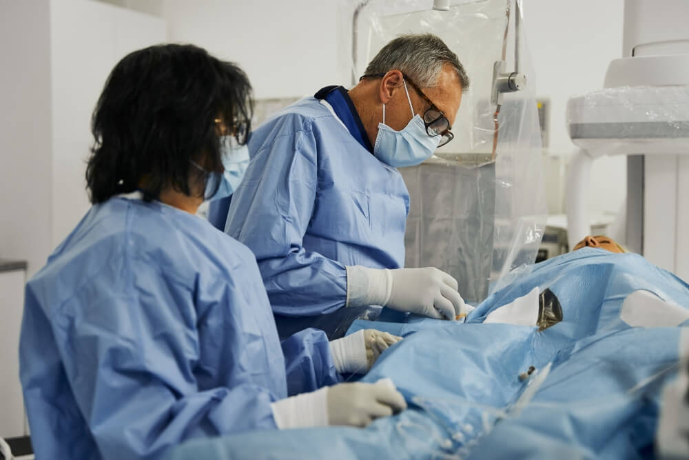 Doktor u toku izvođenja procedure koronarografije