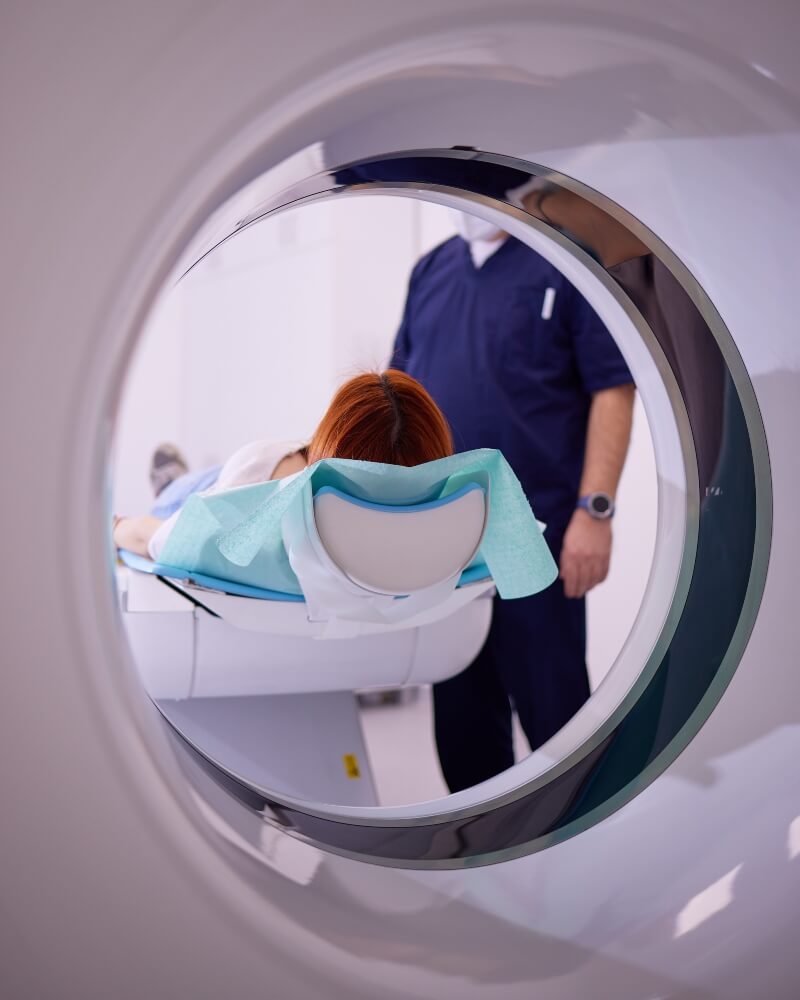 The female patient enters the CT scanner Pulse Cardiology Center