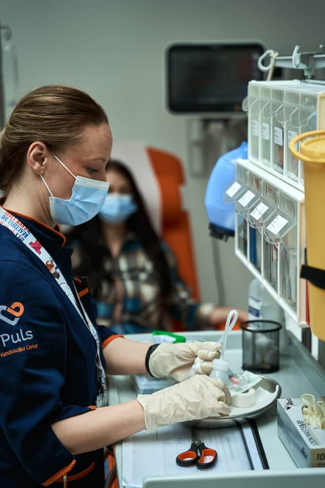 Medicinska sestra Kardiološkog centra Puls priprema laboratorijske analize