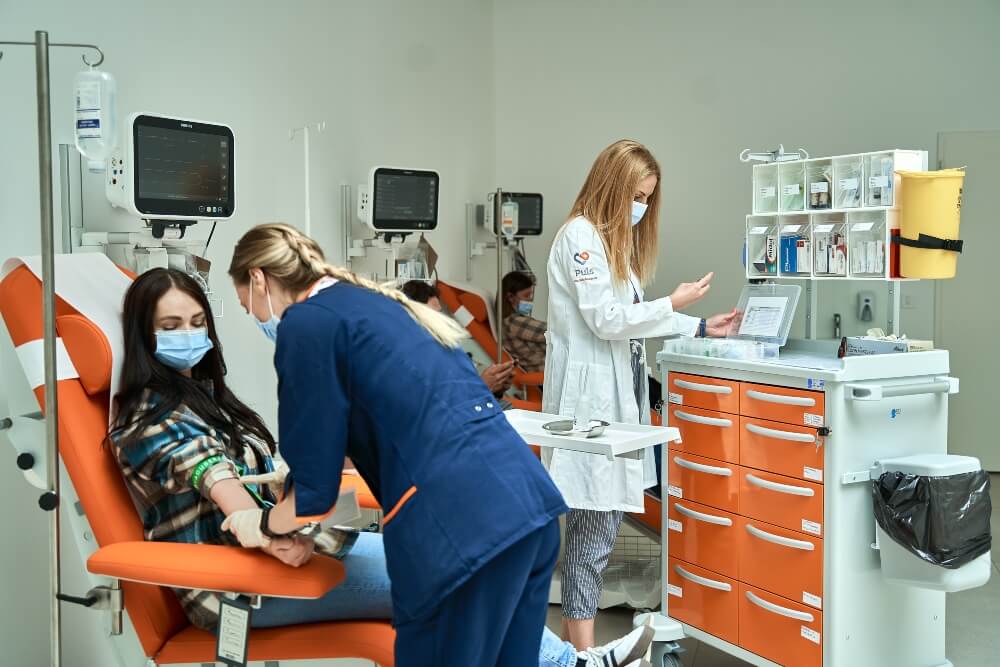 Medicinske sestre vade krv pacijentima u Kardiološkom centru Puls